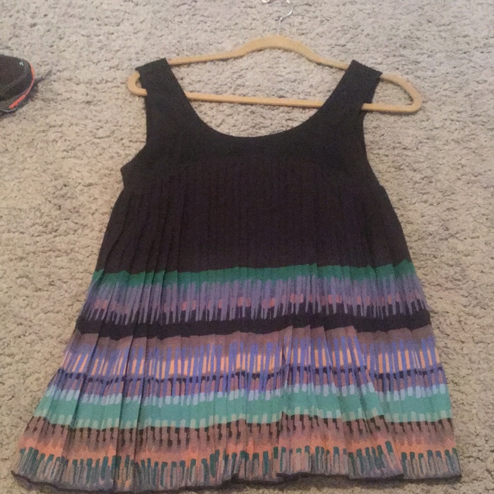 A tank shirt with a Flowy bottom